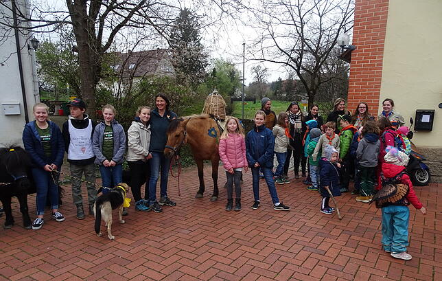 Bereit zum Abmarsch am Dorfgemeinschaftshaus Rickenbach mit Margit Mattes (Mitte), dem Pferd Gana und dem Rappen-Pony Herkules steht die ...