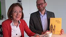 Fabian Huber spricht mit Mitarbeiterin Rosemarie Tillessen über sein Buch.