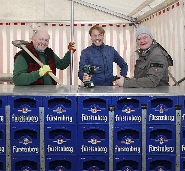 Das Zelt neben der Festhalle steht, die Theke ist installiert. Ulrich Kapust, Gabriel Wolf und Narrenvater Jörg Moosmann sind zufrieden.
