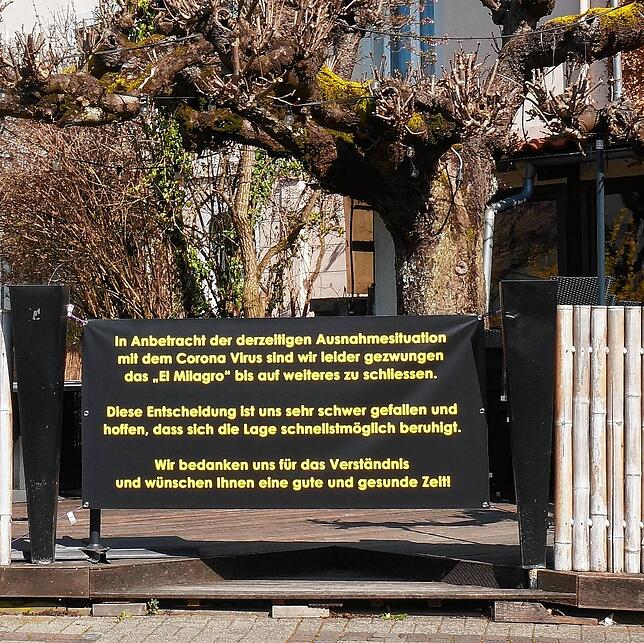 Nicht zu übersehen: Mit diesem großen Banner informiert das Lokal „El Milagro“ Passanten über seine derzeitige Schließung.