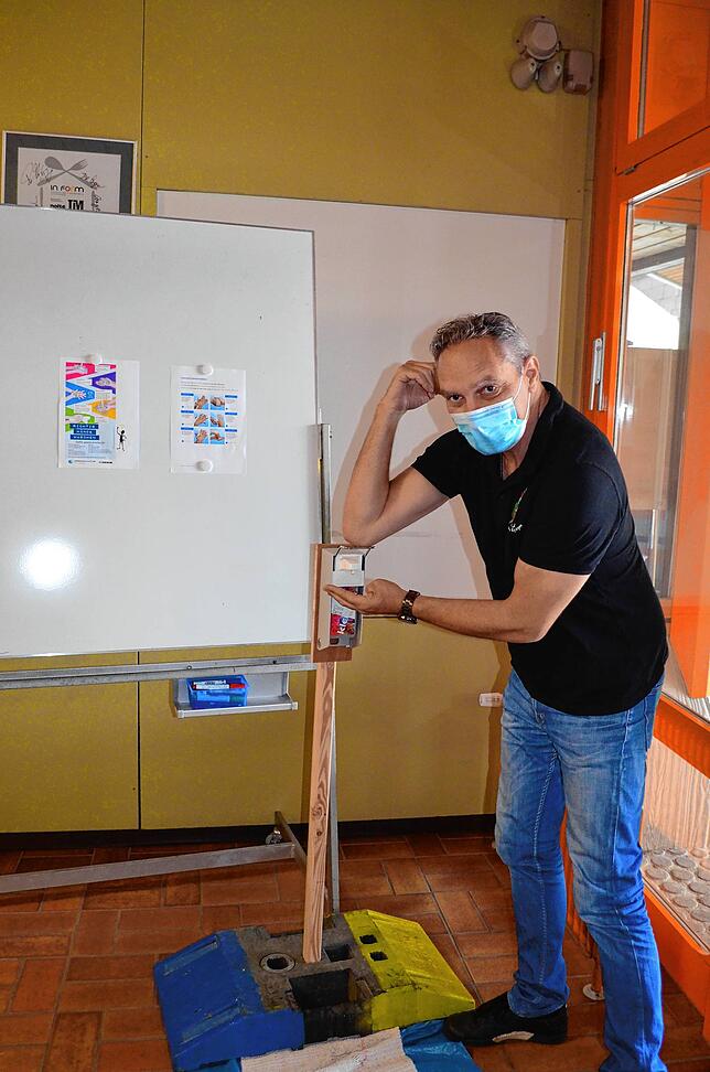 So geht es: Der stellvertretende Schulleiter in Eigeltingen, Andreas Rossatti, zeigt, wie die Vorschriften umgesetzt werden.