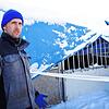 Dustin Renz steht in der Mitte des eingestürzten Zeltes. Über ihm sollte normal das Zeltdach sein, doch hier ragt nach dem Winterunglück ...