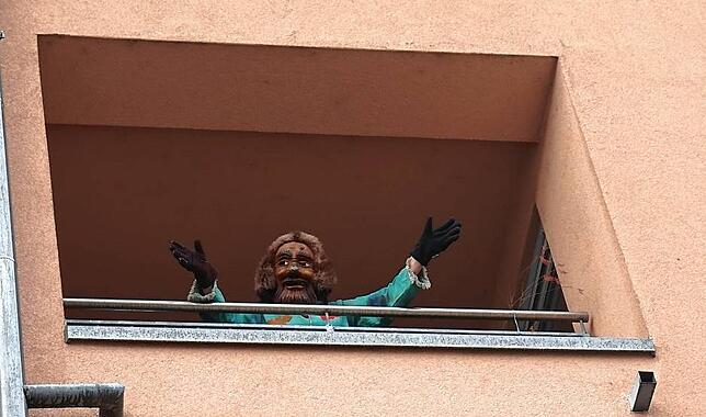 Maisenhardt-Joggele Charlotte Butz tanzt auf dem Balkon.