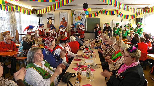 Den närrischen Frühschoppen im vollen Gemeinschaftshaus Blumberg-Zollhaus eröffnet der Fanfarenzug der Pfetzerzunft Zollhaus-Randen.
