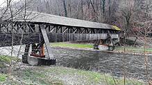 Die Holzfachwerkbrücke über die Wutach ist wieder für Fußgänger freigeben.
