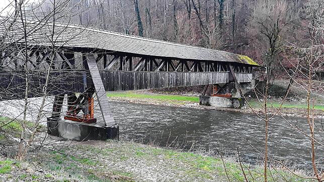 Die Holzfachwerkbrücke über die Wutach ist wieder für Fußgänger freigeben.