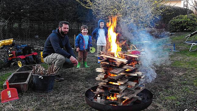 Osterfeuer im heimischen Garten.