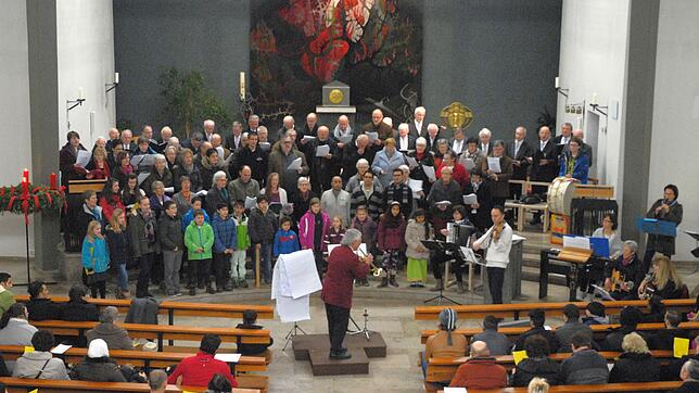 Das erste große Begegnungskonzert gibt der Chor in der katholischen Kirche in Schiltach im Dezember 2015. Bilder: Martin Himmelheber