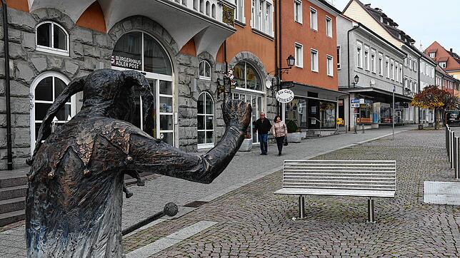 Der Corona-bedingte Lockdown macht manch einer Branche zu schaffen: Blick in die Stockacher Hauptstraße, wo am Sonntagnachmittag nun ...