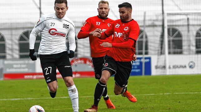 Eineinhalb Jahre spielte Jannik Beha (am Ball) für den FC 08 Villingen, ehe der Vertrag im Frühjahr aufgelöst wurde. Nun hofft ...
