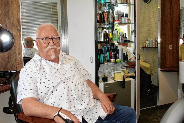 2021: Rainer Schmauder ist nach wie vor als Herrenfriseur tätig. Zum gezwirbelten Oberlippenbart hat sich ein Kinnbart gesellt.
