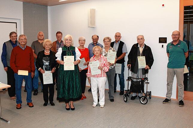 Rudi Schimmer (von links), Dieter-Eberhard Maier, Uwe Müller, Rosemarie Götz, Lothar Josef, Manuela Götz, Ursula Lang, Walter Müller, ...