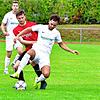 Torflaute beendet: Antonio Santoro (vorn auf dem Archivbild gegen Philipp Jedlicka vom FC Hochrhein) steuerte zum 6:3-Sieg der SG FC ...