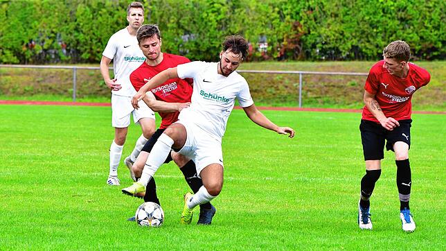 Torflaute beendet: Antonio Santoro (vorn auf dem Archivbild gegen Philipp Jedlicka vom FC Hochrhein) steuerte zum 6:3-Sieg der SG FC ...