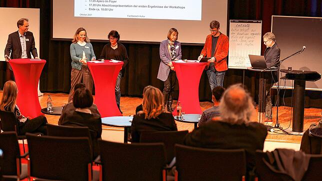 Bild vom Kulturkongress im Milchwerk (von links): Erik Hörenberg (Milchwerk), Christina Burchardt (Musikschule), Bürgermeisterin Monika ...