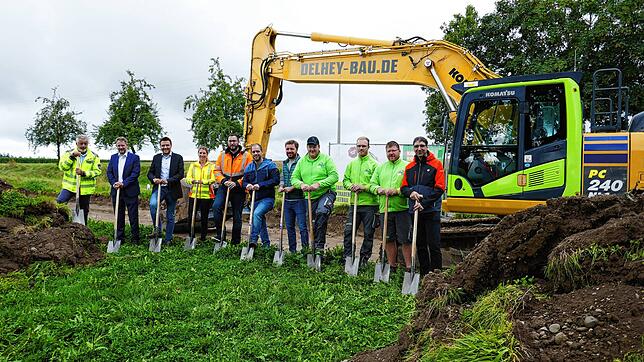 Eike Reckmann (Ingenieurbüro Reckmann), Landrat Luca Wilhelm Prayon, Bürgermeister Denis Lehmann, Janina Mayer (Ingenieurbüro Reckmann), ...