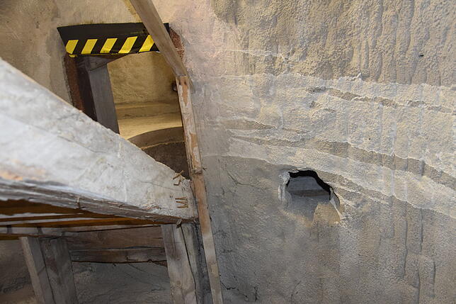 Eine Öffnung in einer Zwischendecke im Nordturm des Bad Säckinger Münsters zeigt an, wo einst die Seile zum Läuten der Glocken nach ...