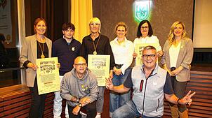 Die Geehrten: (hinten, von links) Julia Hofmann, Lars Schweikart, Nadine Hiestand, Franziska Rückert, Rosi Sigl und Julia Mittler; ...