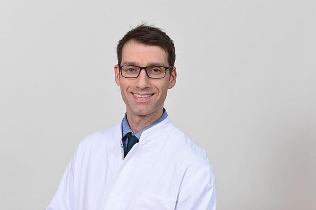 Steffen Kallsen, Chefarzt der Klinik für Kinder und Jugendliche, betreut die kleinen Patienten. Bild: Medizin Campus Bodensee