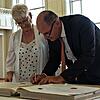 Geneviève Boissier und OB Bernd Häusler unterzeichnen die Erneuerung der Freundschaftsurkunde, die vor 50 Jahren die Städtepartnerschaft ...