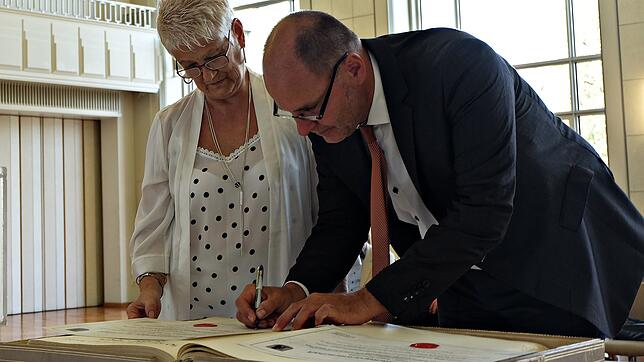 Geneviève Boissier und OB Bernd Häusler unterzeichnen die Erneuerung der Freundschaftsurkunde, die vor 50 Jahren die Städtepartnerschaft ...