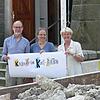 Pfarrerin Susanne Illgner (Mitte), Gisela Frenzel und Bernd Salfner aus dem Planungsteam vor der Baustelle der Christuskirche in Tiengen.