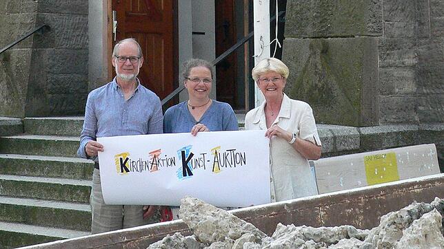 Pfarrerin Susanne Illgner (Mitte), Gisela Frenzel und Bernd Salfner aus dem Planungsteam vor der Baustelle der Christuskirche in Tiengen.
