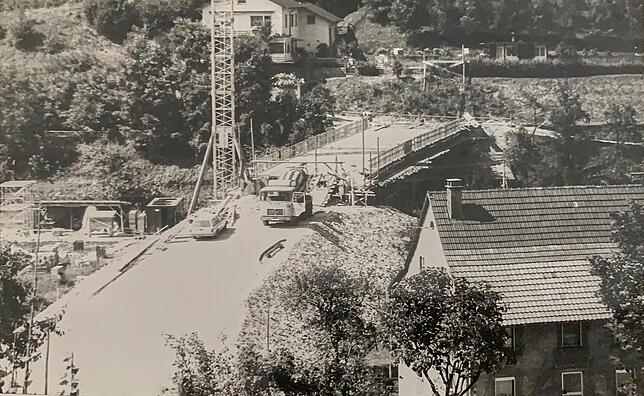 Überquert: Um die Straße zum Lachengraben und in Richtung Schwörstadt weiter nutzen zu können, musste 1977 eine neue Brücke gebaut werden.