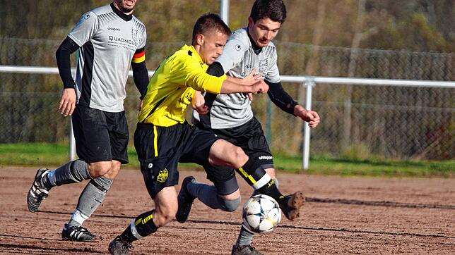 Der Neukircher Marco Braun (vorne) im Duell mit dem Fischbacher Marius Waibel. Die Mannschaften der Kreisliga A 1 sollen nach der ...