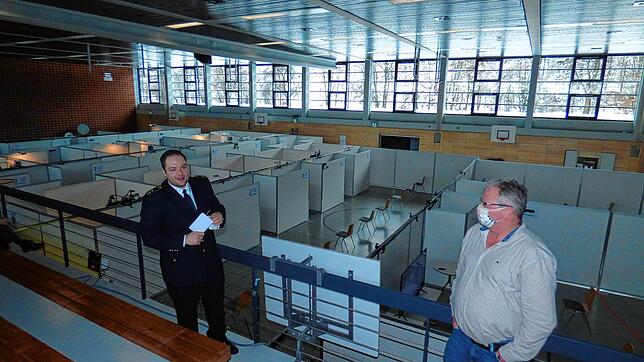 Das Impfzentrum in der Tiengener Stadthalle nimmt am Freitag den Betrieb auf. Kreisbrandmeister Dominik Rotzinger erklärt die Abläufe, ...