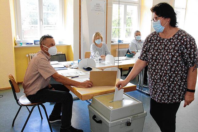 Im Schlatter Wahllokal (von links): Ortsvorsteher Markus Moosbrugger, die beiden Wahlhelfer Gabriele Lübbers und Markus Haug sowie ...