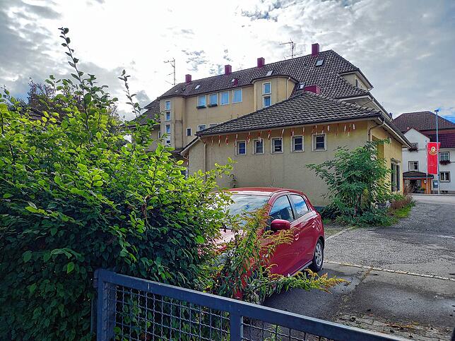 Blick vom Hinterhof der Zeppelinstraße 300 auf die B31. Hier ist der Neubau fürs Pflegeheim geplant.