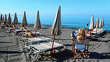 Sonnenschirme und Strandliegen, wie hier bei Livorno, werden in Italien von Strandbad-Betreibern teuer vermietet.