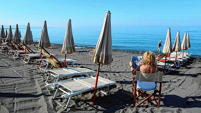 Sonnenschirme und Strandliegen, wie hier bei Livorno, werden in Italien von Strandbad-Betreibern teuer vermietet.
