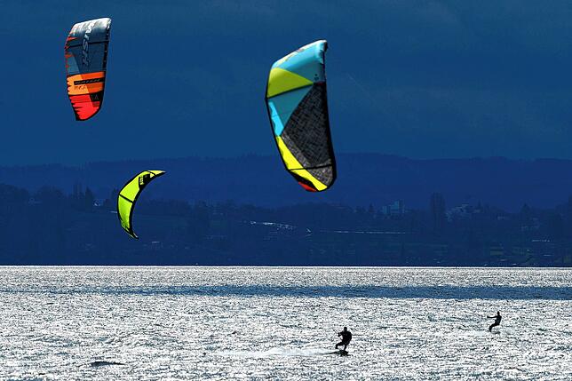 Der Strand unterhalb der Klosterkirche Birnau ist ein beliebter Treffpunkt für Kitesurfer. Doch wer am Bodensee Kitesurfen möchte, ...