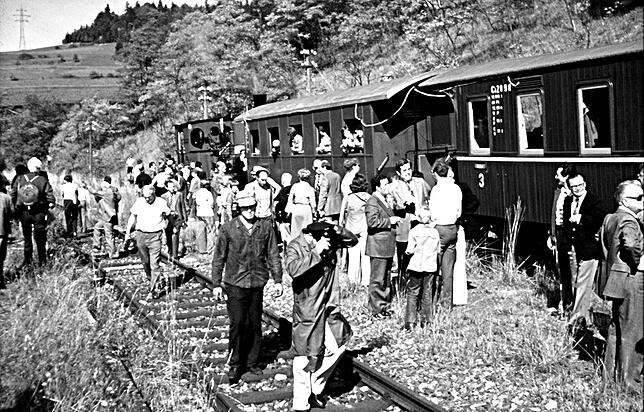 Ein kurzer Aufenthalt am Bahnhof Epfenhofen: Blumenpflücken ist nicht erlaubt, aber ein kurzer Aufenthalt zum Fotografieren. Bild: ...