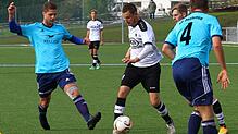 Erinnerungen: Beim letzten Gastspiel des SV Jestetten beim FC Tiengen 08, am 18. Oktober 2015, war Matthias Hertweck (links) noch ...