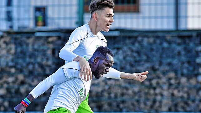 Alieu Sarr (unen) traf in der Nachspielzeit zum 1:1 für die DJK Donaueschingen.