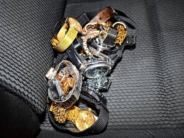 Im Auto befanden sich außerdem noch Schmuck und Uhren.