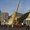 Mit einem Autokran wurde die Bad Säckinger Tanne 1998 auf dem Petersplatz gestellt. Im Hintergrund der eingerüstete Petersdom.