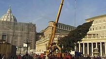 Mit einem Autokran wurde die Bad Säckinger Tanne 1998 auf dem Petersplatz gestellt. Im Hintergrund der eingerüstete Petersdom.
