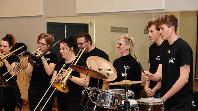 Bei den Proben der neugegründeten Mönchsee Gugge sind bereits rund 20 Musiker, wie Melanie Hils (von links), Steffi Groß, Bianca Vorlop, ...