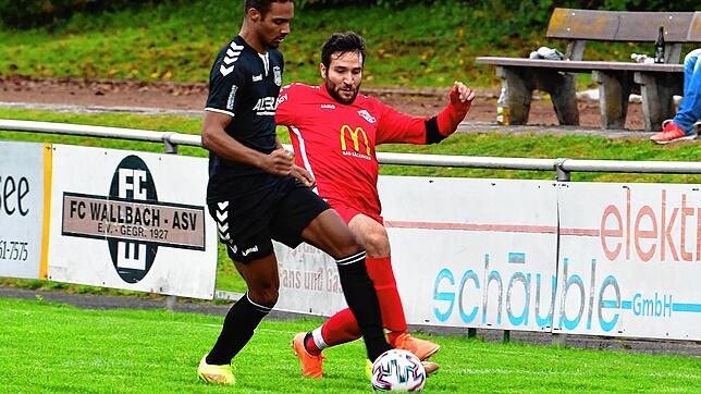 Zweites Saisontor: Niazy Yalin (hinten auf dem Archivbild gegen Catu Hucke, damals FV Lörrach-Brombach II) erzielte für den FC Wallbach ...