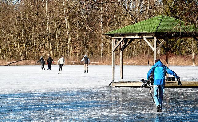 Im Winter nutzt nicht nur der Verein der Eisstockschützen die Eiswiese. Auch Schlittschuhläufer erfreuen sich an der Fläche. So wie im ...