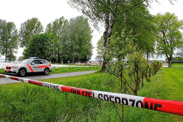 (Archivbild) Rechts ist die Anlage der Seerheinbadi in Tägerwilen (Schweiz) zu erkennen, im Hintergrund viele Polizeiautos. Dort fand ...