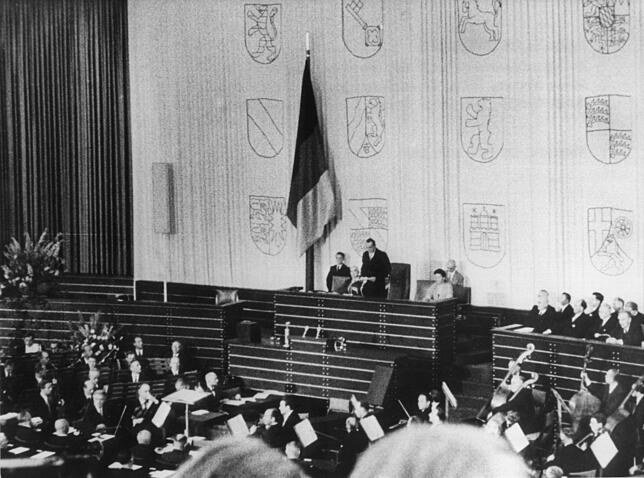 Konstituierende Sitzung des Deutschen Bundestags am 7. September 1949 zeigt Alterspräsident Paul Löbe, der die konstituierende Sitzung ...