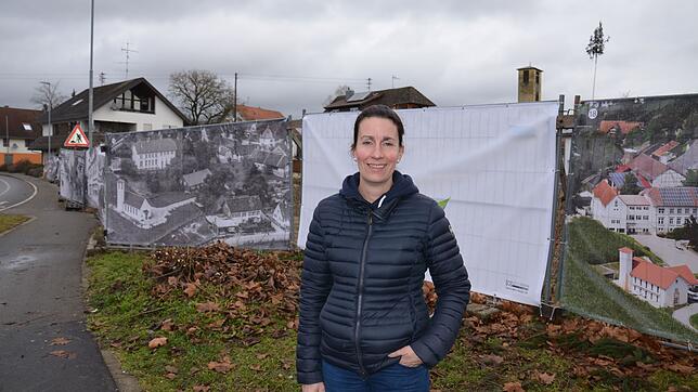 Nadine Bohn lässt sich in der Ortsmitte Mühlhofen fotografieren. Hier muss dringend etwas passieren, wie sie findet.