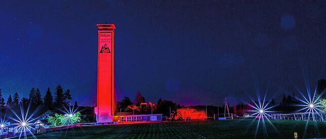 Night of Light in Höchenschwand: Der Rothaus Zäpfle-Turm ist rot beleuchtet.