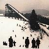 Das Foto zeigt die Skischanze auf der Reute in Tennenbronn bei der Eröffnung 1955.