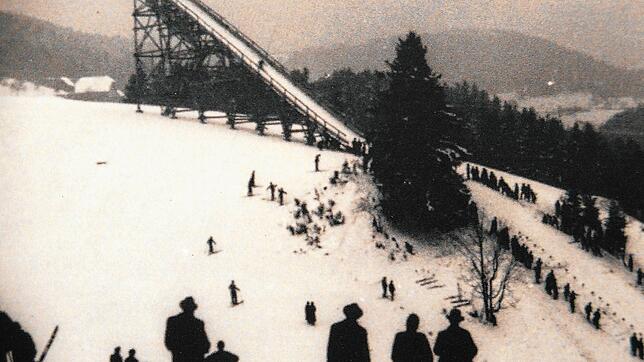 Das Foto zeigt die Skischanze auf der Reute in Tennenbronn bei der Eröffnung 1955.